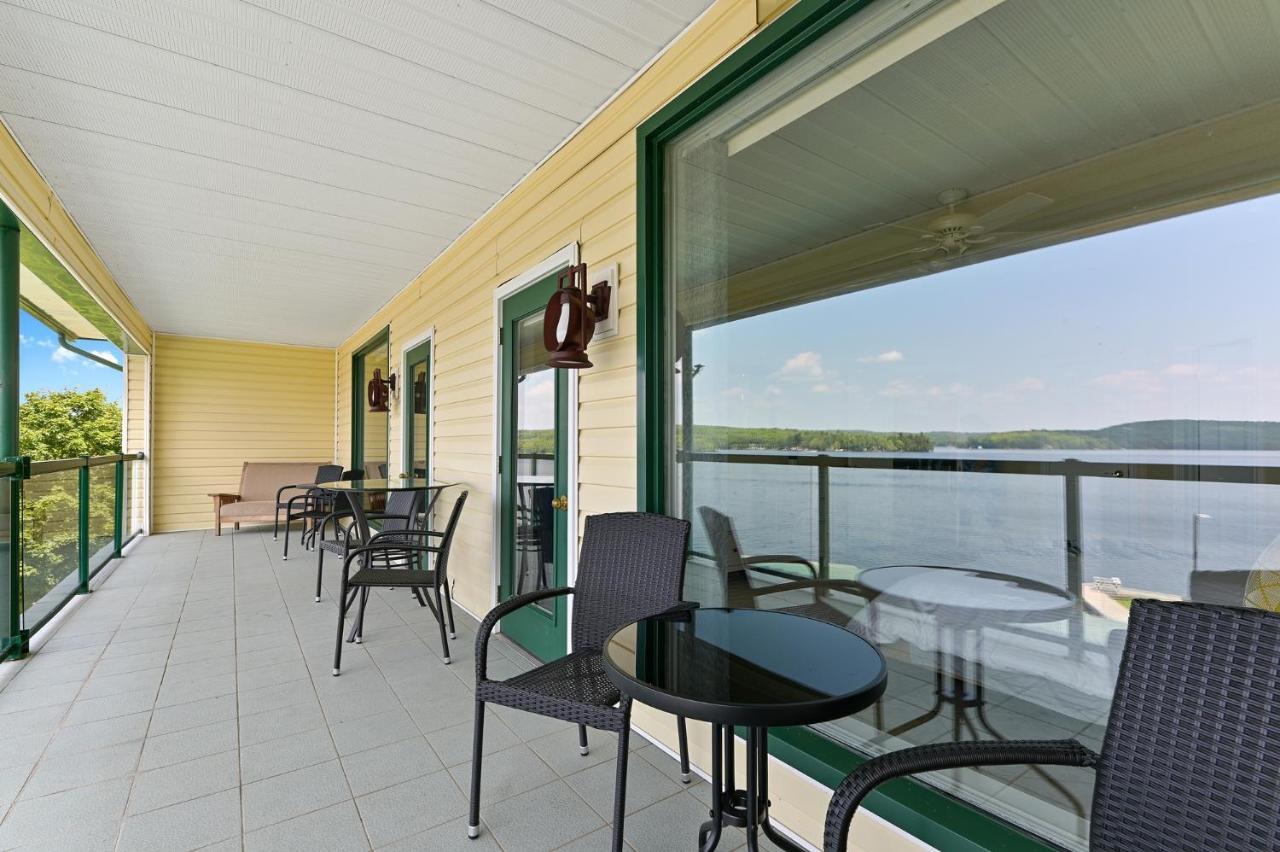 Harcourt Baptiste Lake Lodge מראה חיצוני תמונה