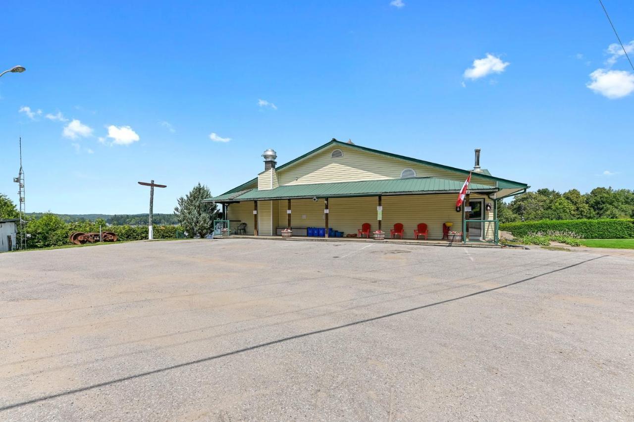 Harcourt Baptiste Lake Lodge מראה חיצוני תמונה